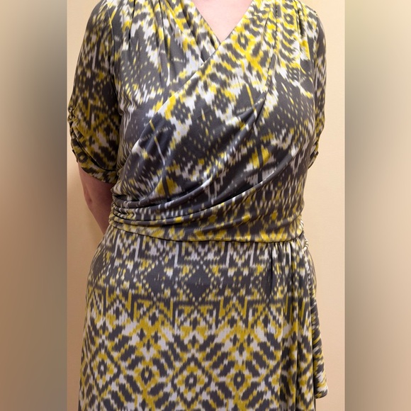 Women's Gray&Yellow Patterned Short Sleeve Dress. Faux Wrap, Flattering Draping. - Picture 3 of 10